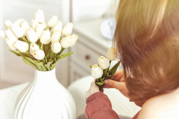 Žena Která Dává Bílé Tulipány Vázy Sedí Konferenčního Stolku Skládání — Stock fotografie