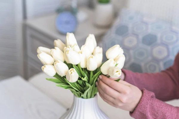 Egy Fehér Tulipánokat Tesz Vázába Nappali Dohányzóasztalánál Ülve Szerkesztő Csokor — Stock Fotó