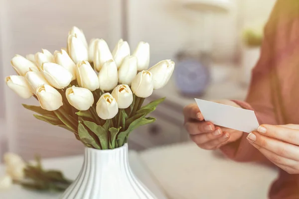 Üres Üdvözlőlapot Húz Fehér Tulipán Virágcsokorból Valentin Nap Napfény — Stock Fotó