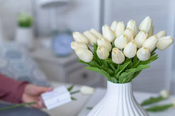 Žena Drží Malou Bílou Dárkovou Krabičku Přání Kyticí Bílých Tulipánů — Stock fotografie