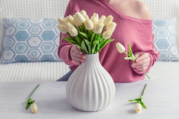 Žena Která Dává Bílé Tulipány Vázy Sedí Konferenčního Stolku Skládání — Stock fotografie