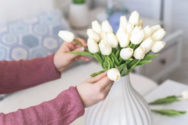 Egy Fehér Tulipánokat Tesz Vázába Nappali Dohányzóasztalánál Ülve Szerkesztő Csokor — Stock Fotó