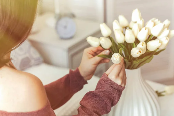 Egy Fehér Tulipánokat Tesz Vázába Nappali Dohányzóasztalánál Ülve Szerkesztő Csokor — Stock Fotó