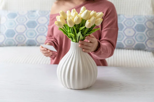 Žena Vytahuje Prázdnou Pohlednici Kytice Bílých Tulipánů Den Matek — Stock fotografie