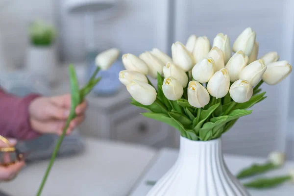 Vágott Kép Női Virágárus Vágás Szár Tulipán Virágok Ollóval Tesz — Stock Fotó