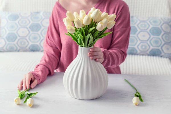 Žena Která Dává Bílé Tulipány Vázy Sedí Konferenčního Stolku Skládání — Stock fotografie