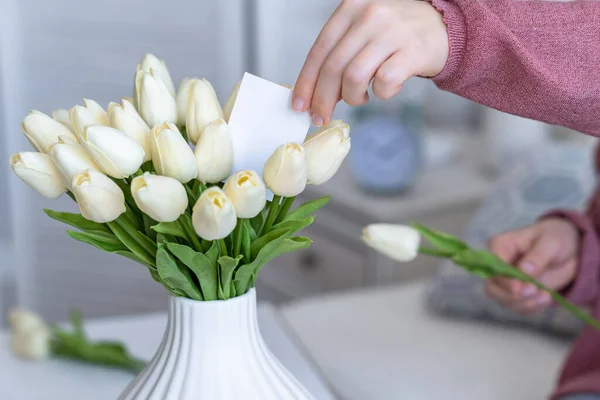 Žena Tahání Přání Kytice Bílých Tulipánů Květiny — Stock fotografie