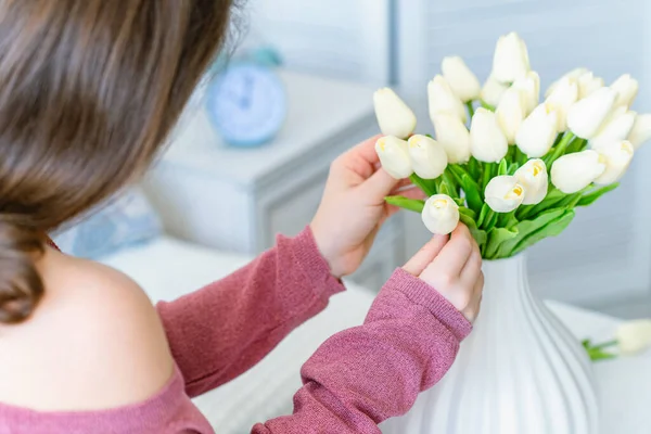 Žena Která Dává Bílé Tulipány Vázy Sedí Konferenčního Stolku Skládání — Stock fotografie