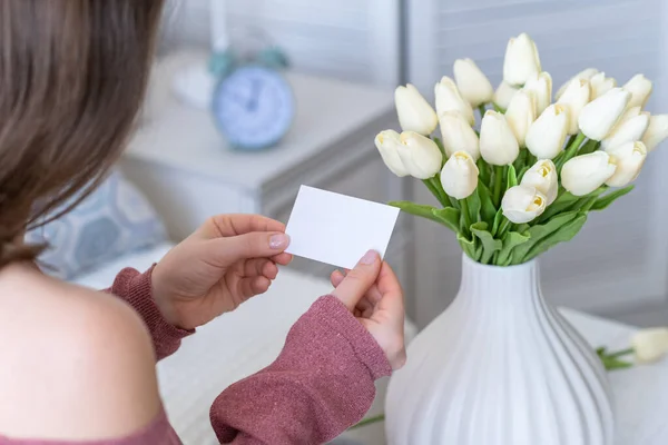 Žena Která Dává Bílé Tulipány Vázy Sedí Konferenčního Stolku Skládání — Stock fotografie