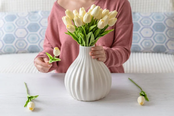 Egy Fehér Tulipánokat Tesz Vázába Nappali Dohányzóasztalánál Ülve Szerkesztő Csokor — Stock Fotó