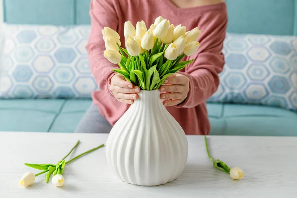 Žena Která Dává Bílé Tulipány Vázy Sedí Konferenčního Stolku Skládání — Stock fotografie