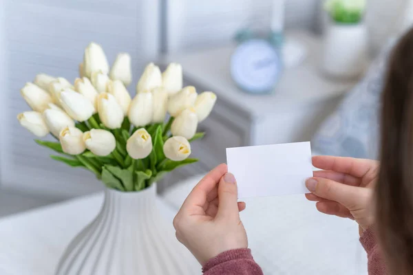 Žena Vytahuje Prázdnou Pohlednici Kytice Bílých Tulipánů Rozumím Vysmát — Stock fotografie