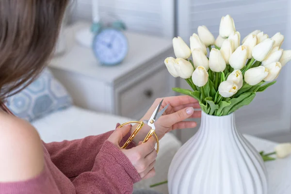 Oříznutý Obrázek Ženy Květinářství Řezání Tulipánů Květiny Uvedení Vázy Sedí — Stock fotografie