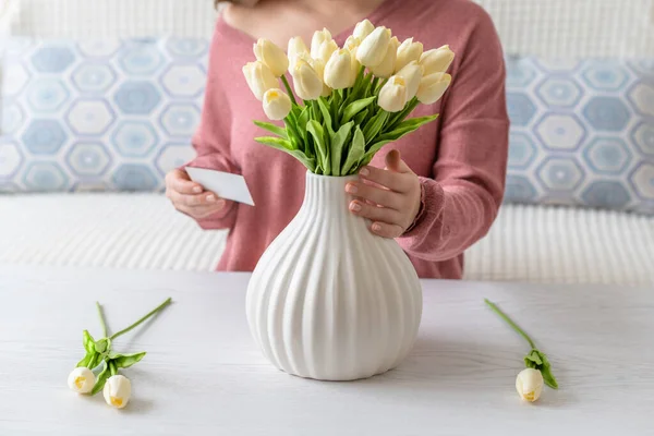 Üres Üdvözlőlapot Húz Fehér Tulipán Virágcsokorból Női Nap — Stock Fotó