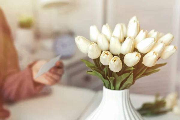 Žena Vytahuje Prázdnou Pohlednici Kytice Bílých Tulipánů Narozeniny Sluneční Světlo — Stock fotografie