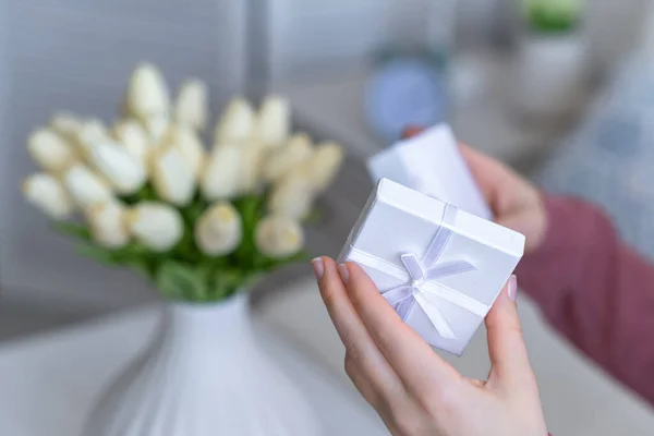 Kobieta Gospodarstwa Małe Białe Pudełko Kartka Życzeniami Bukietem Białych Kwiatów — Zdjęcie stockowe