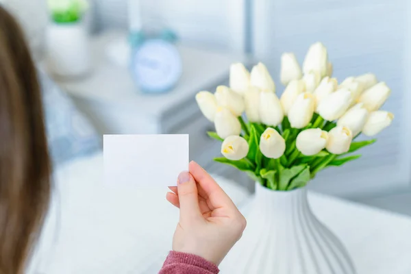 Žena Vytahuje Prázdnou Pohlednici Kytice Bílých Tulipánů Den Žen Kopírovací — Stock fotografie