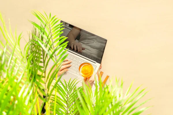 Samotna Kobieta Freelancer Trzyma Szklankę Wody Kawałkiem Pomarańczy Pracując Laptopie — Zdjęcie stockowe