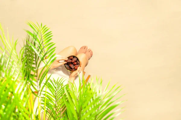 Femme Dans Chapeau Paille Assis Sous Des Branches Cocotier Tenant — Photo