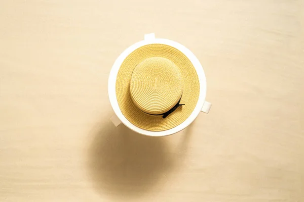 沙滩上白色桌子上的草帽 顶部视图 — 图库照片