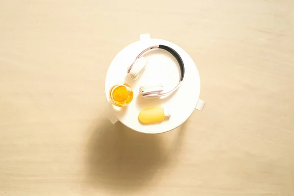 防晒霜 橙汁在沙滩上的白色桌子上 顶部视图 — 图库照片