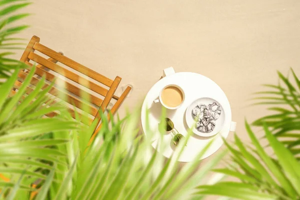 Xícara Café Com Biscoitos Chocolate Óculos Sol Mesa Com Cadeira — Fotografia de Stock
