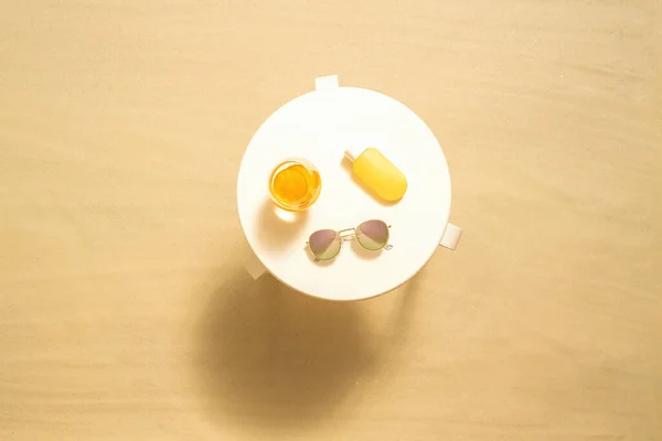 防晒护肤防晒霜 太阳镜放在沙滩上的白色桌子上 顶部视图 — 图库照片