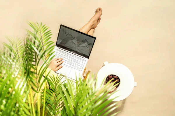 Kobieta Freelancer Laptopem Siedzi Pod Gałęziami Palmy Kokosowej Kobieta Jedząca — Zdjęcie stockowe