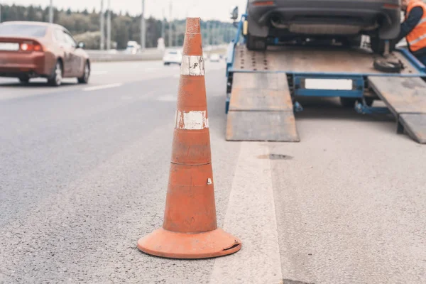 Achtung Stau Auf Der Straße Selektiver Fokus Abschleppwagen Zieht Kaputtes — Stockfoto