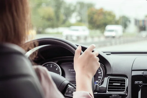 Frau Fährt Auf Der Autobahn Blick Vom Rücksitz Des Autos — Stockfoto