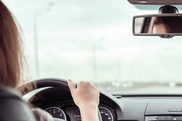 Frau Fährt Auf Der Autobahn Blick Vom Rücksitz Des Autos — Stockfoto