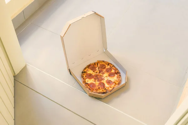 Caja Abierta Pizza Puerta Casa Porche Delantero Entrega Concepto — Foto de Stock