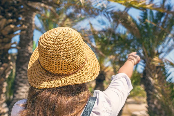 Vue Dos Sur Femme Dans Chapeau Paille Marchant Dans Forêt — Photo