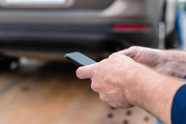 Cep Telefonu Olan Bir Adam Otoyolda Bozuk Bir Arabayı Çeken — Stok fotoğraf