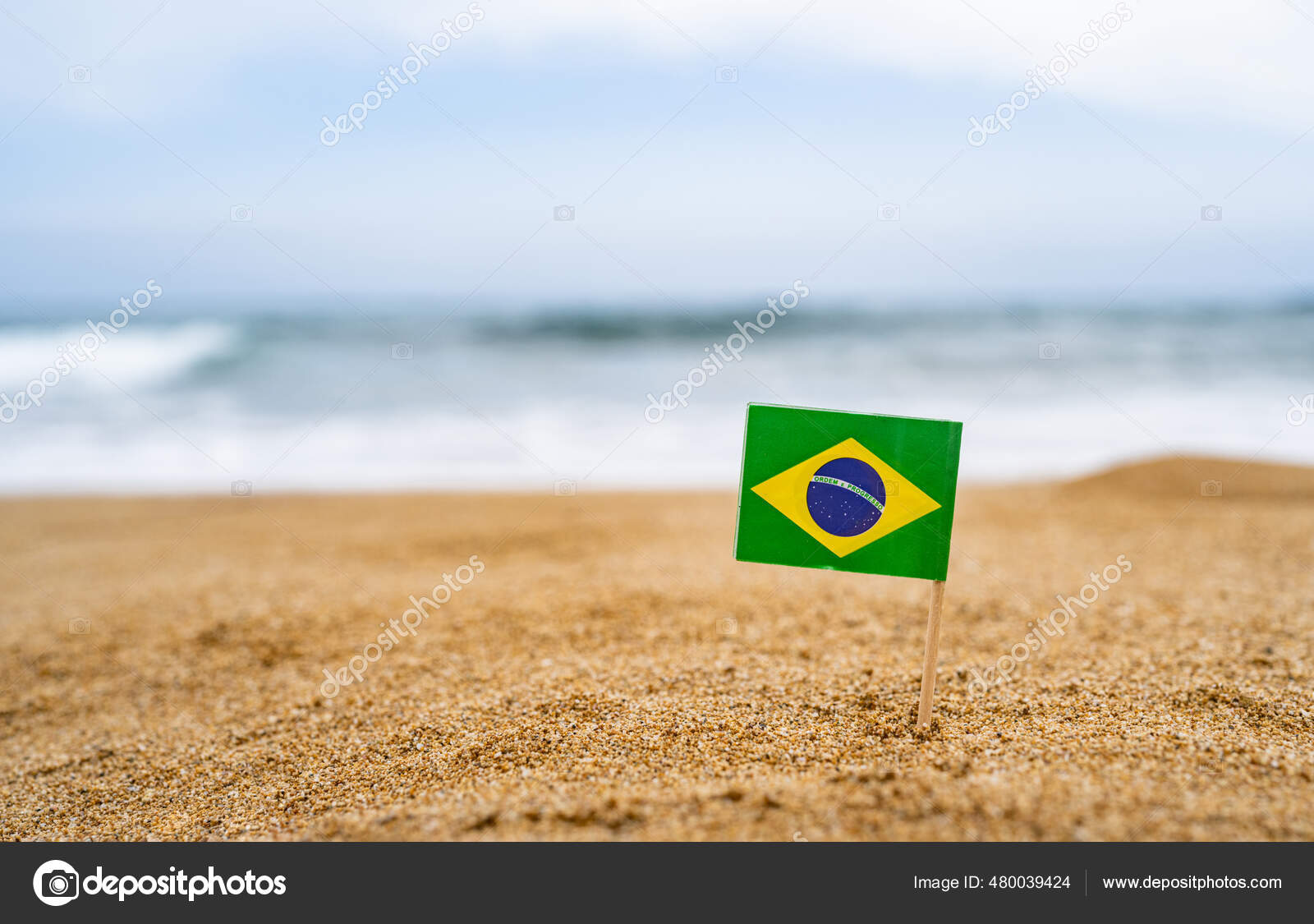 Bandeira Brasil Forma Palito Areia Praia Frente Onda Mar Conceito fotos,  imagens de © flowertiare #480039424