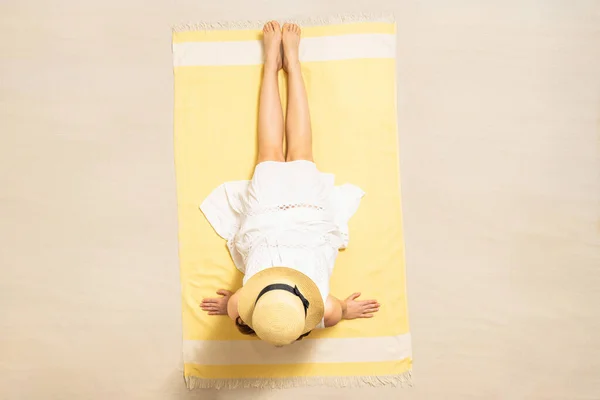 Sama Žena Slamáku Šaty Sedí Žlutém Plážovém Ručníku Žena Relaxace — Stock fotografie