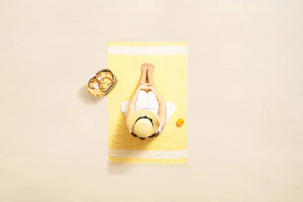 Одна Женщина Соломенной Шляпе Платье Сидит Желтом Пляжном Полотенце Сумкой — стоковое фото