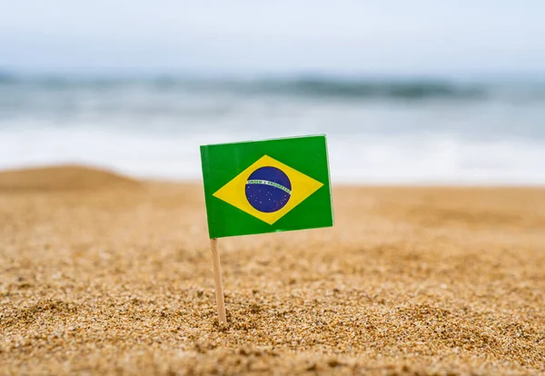 Bandeira Brasil Forma Palito Areia Praia Frente Onda Mar Conceito — Fotografia de Stock