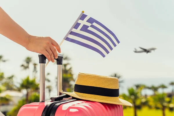 Kobieta Różową Walizką Kapeluszem Flagą Grecji Stojąca Drabinie Pasażerskiej Wysiadająca — Zdjęcie stockowe