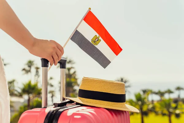 Mujer Con Maleta Rosa Sombrero Bandera Egipto Pie Escalera Pasajeros —  Fotos de Stock