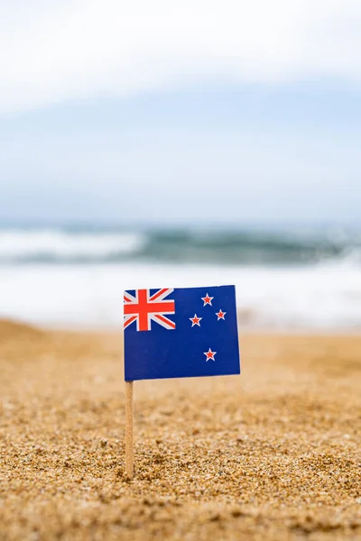 Σημαία Νέας Ζηλανδίας Μορφή Οδοντογλυφίδας Στην Άμμο Της Παραλίας Απέναντι — Φωτογραφία Αρχείου