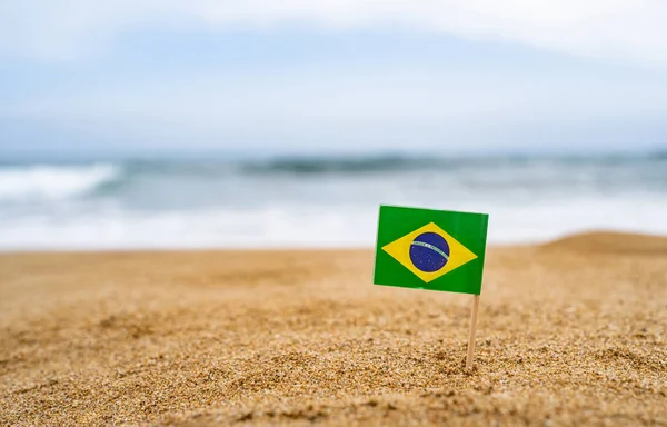 Bandeira Brasil Forma Palito Areia Praia Frente Onda Mar Conceito — Fotografia de Stock