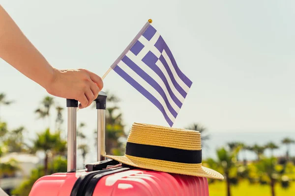 Frau Mit Rosafarbenem Koffer Hut Und Griechenland Flagge Steht Auf — Stockfoto