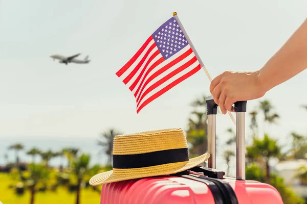 Rózsaszín Bőröndös Kalap Amerikai Zászló Áll Utasok Létráján Szálljon Repülőgépből — Stock Fotó