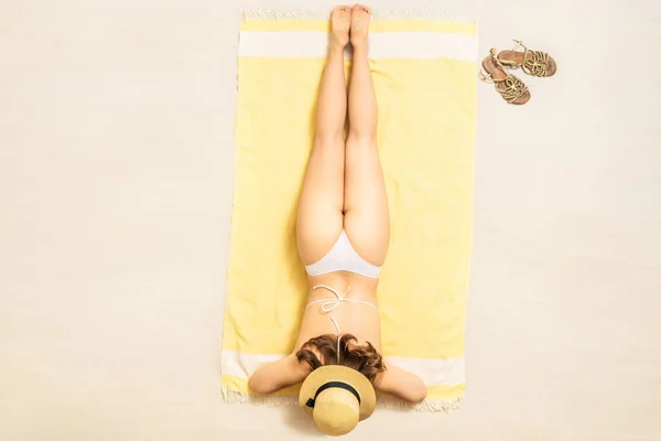 Saman Şapkalı Bikinili Sarı Plaj Havlusunda Güneşlenen Yalnız Bir Kadın — Stok fotoğraf
