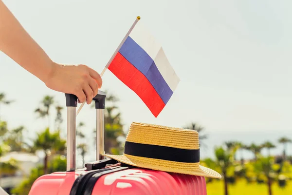 Femme Avec Valise Rose Chapeau Drapeau Russie Debout Sur Échelle — Photo