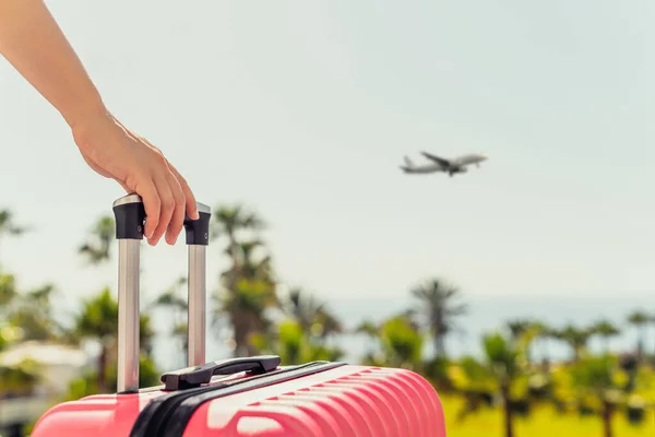 Mujer Con Maleta Rosa Pie Escalera Pasajeros Bajando Del Avión —  Fotos de Stock