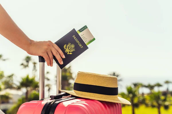 Kobieta Różową Walizką Amerykańskim Paszportem Kartą Pokładową Stojąca Drabinie Pasażerskiej — Zdjęcie stockowe