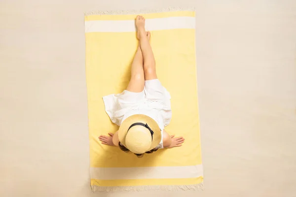 Sama Žena Slamáku Šaty Sedí Žlutém Plážovém Ručníku Žena Relaxace — Stock fotografie