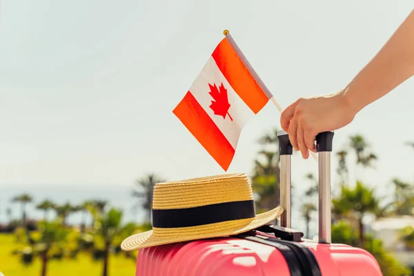 Mujer Con Maleta Rosa Sombrero Bandera Canadá Pie Escalera Pasajeros —  Fotos de Stock